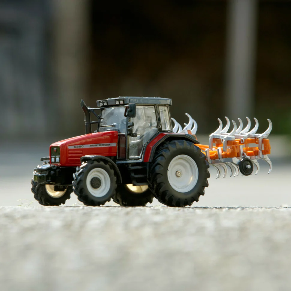 Модель Трактор Massey Ferguson 6290 Britains 43335B 1:32 с культиватором 
