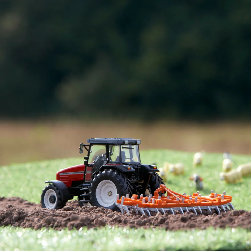 Модель Трактор Massey Ferguson 6290 Britains 43335B 1:32 с культиватором 