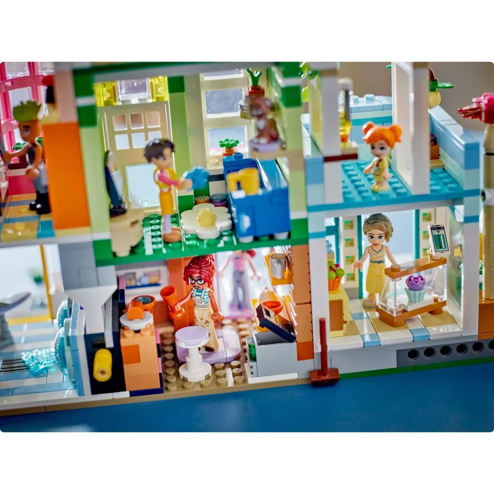 Конструктор LEGO Friends Хартлейк-Сіті. Квартири і крамниці 42670, 2040 деталей