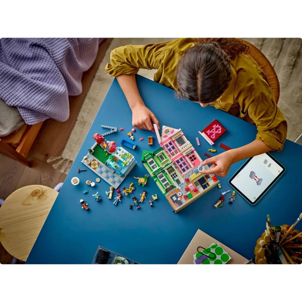 Конструктор LEGO Friends Хартлейк-Сіті. Квартири і крамниці 42670, 2040 деталей