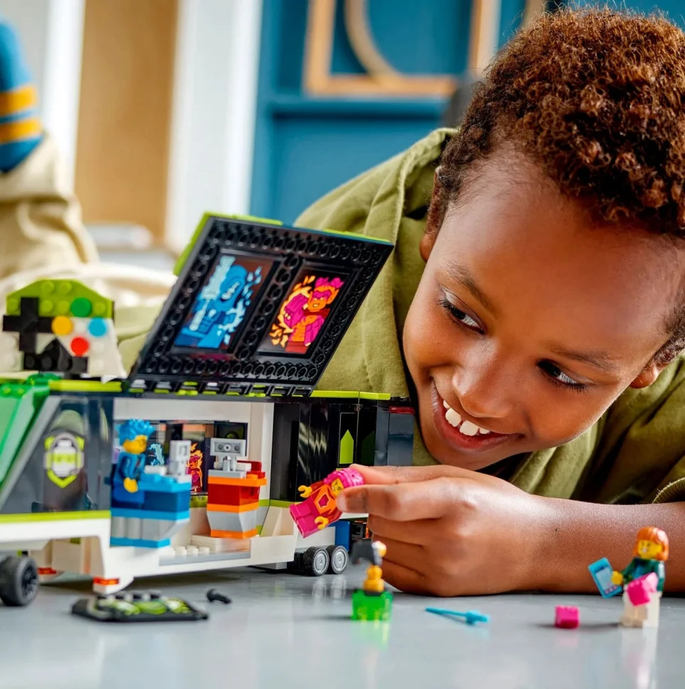 Конструктор LEGO City Вантажівка для ігрового турне 60388