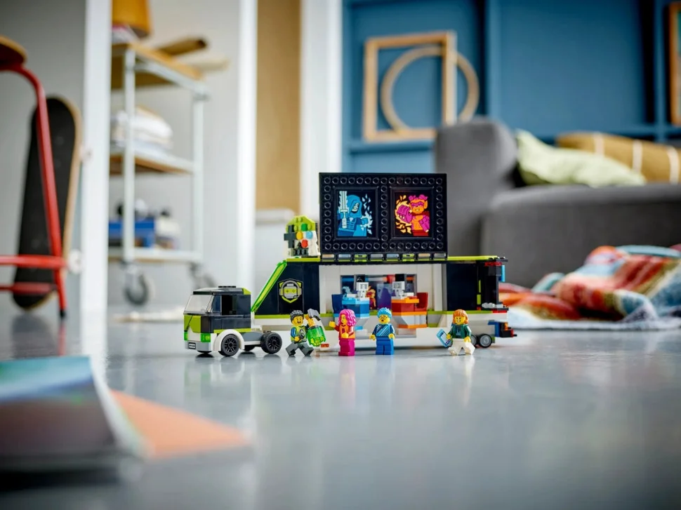 Конструктор LEGO City Вантажівка для ігрового турне 60388
