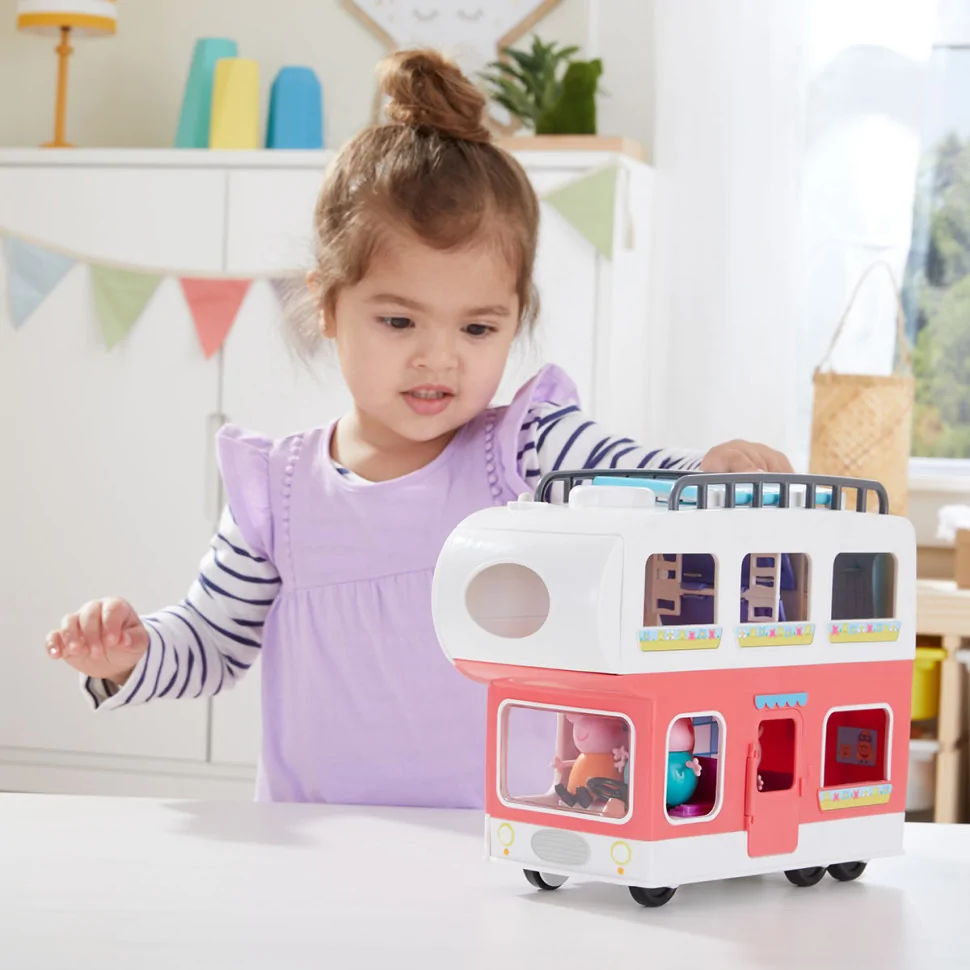 Игровой набор Семейный кемпер Пеппы Peppa Pig F2182, 4 фигурки, звук