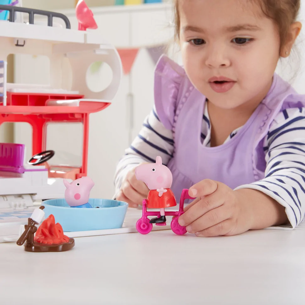 Игровой набор Семейный кемпер Пеппы Peppa Pig F2182, 4 фигурки, звук