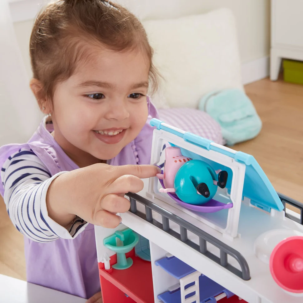 Игровой набор Семейный кемпер Пеппы Peppa Pig F2182, 4 фигурки, звук