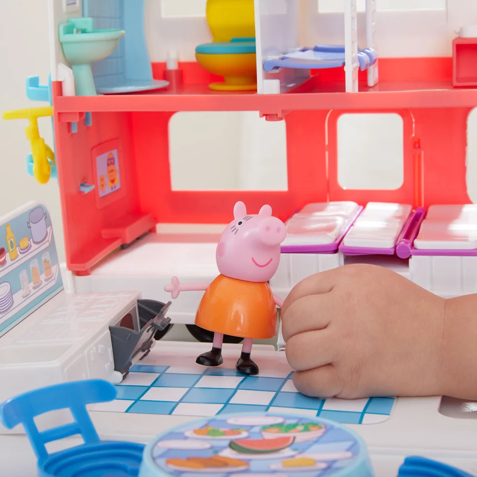 Игровой набор Семейный кемпер Пеппы Peppa Pig F2182, 4 фигурки, звук