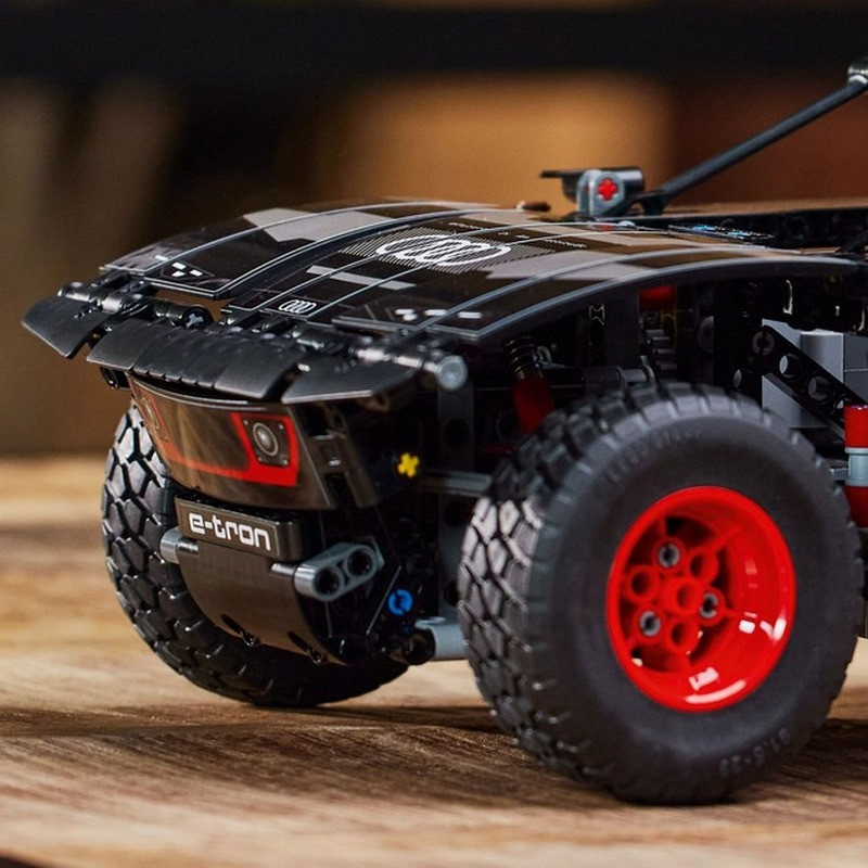 Конструктор Technic Audi RS Q e-tron LEGO 42160 914 деталей