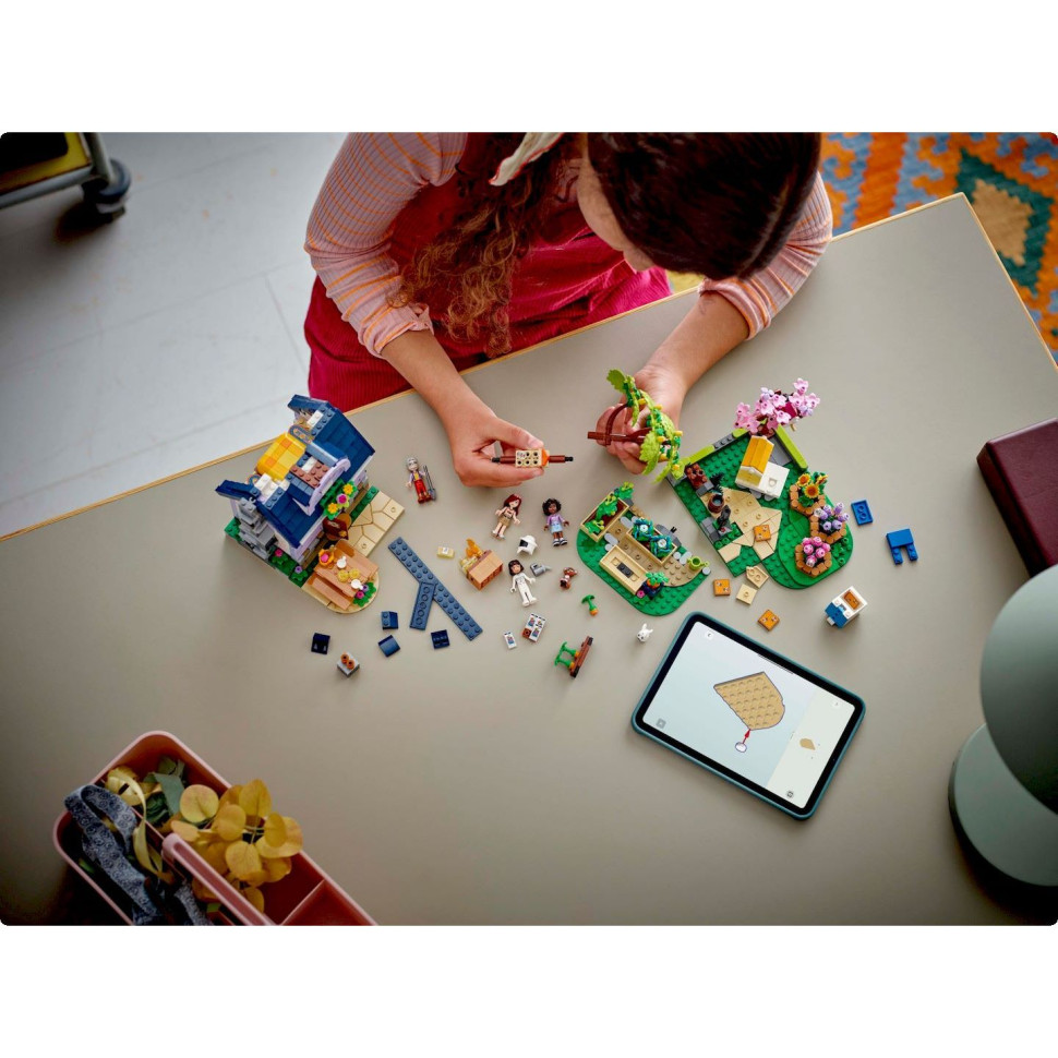 Конструктор LEGO Friends Будиночок і квітник бджолярів 42669, 1161 деталь