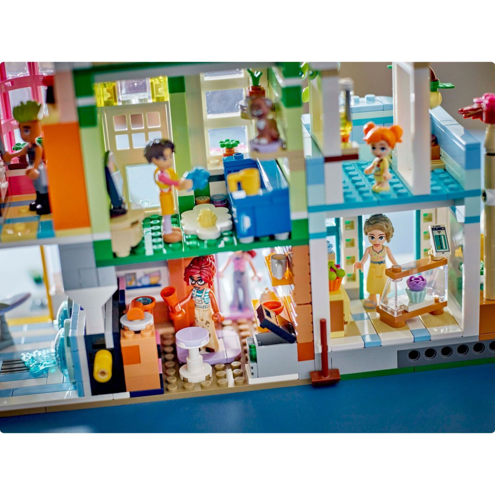 Конструктор LEGO Friends Хартлейк-Сіті. Квартири і крамниці 42670, 2040 деталей