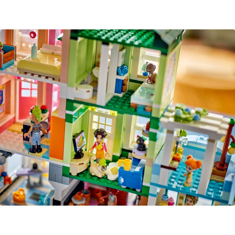 Конструктор LEGO Friends Хартлейк-Сіті. Квартири і крамниці 42670, 2040 деталей