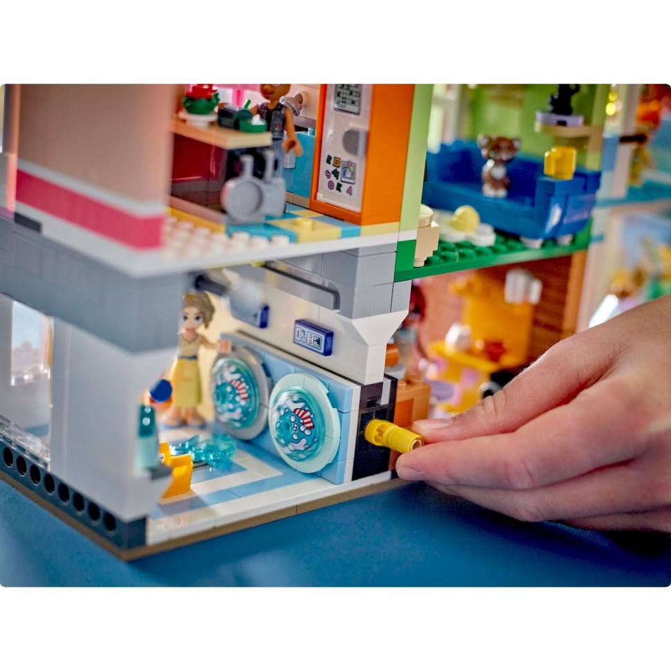 Конструктор LEGO Friends Хартлейк-Сіті. Квартири і крамниці 42670, 2040 деталей