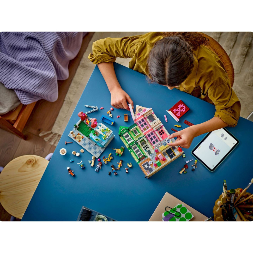 Конструктор LEGO Friends Хартлейк-Сіті. Квартири і крамниці 42670, 2040 деталей