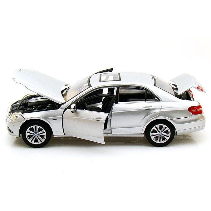 Автомоделька (1:18) Mercedes-Benz E - Class 31172
