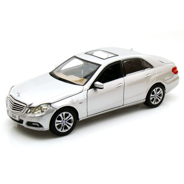 Автомоделька (1:18) Mercedes-Benz E - Class 31172