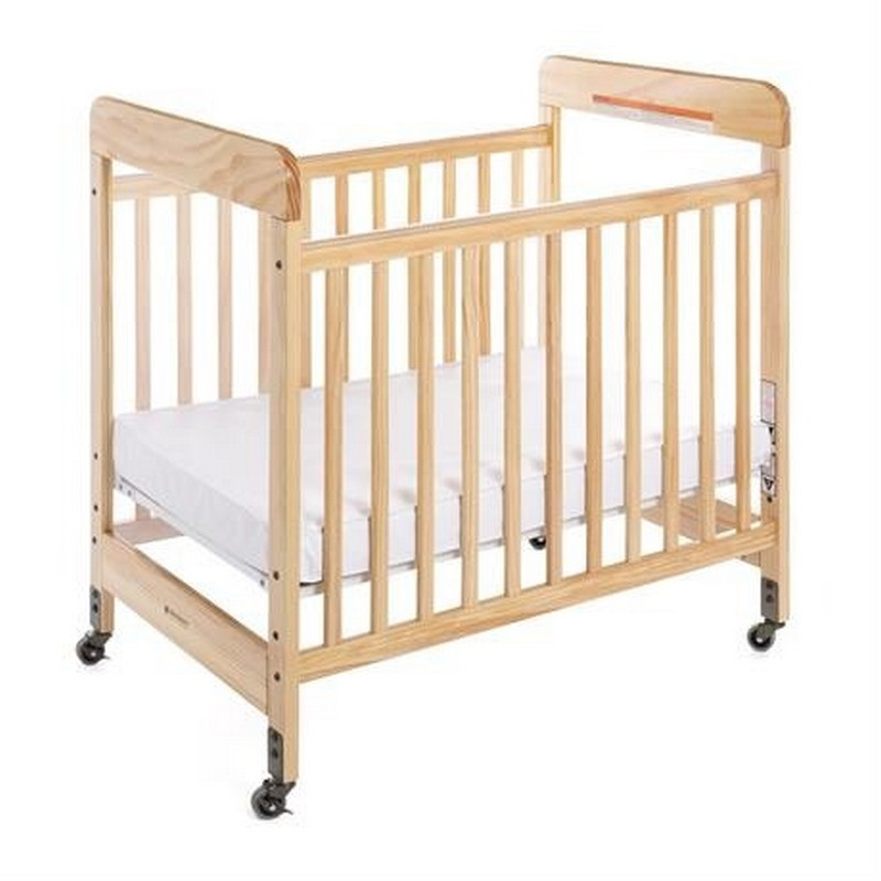 Детская кроватка на колесах University U84000 размеры 102х99х66 см