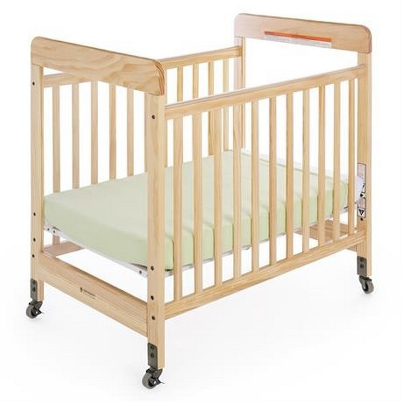 Детская кроватка на колесах University U84000 размеры 102х99х66 см