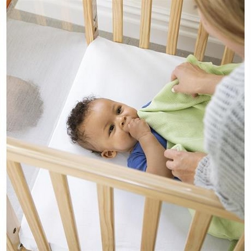 Детская кроватка на колесах University U84000 размеры 102х99х66 см