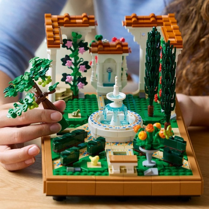 Конструктор Icons Сад фонтанов LEGO 10359LG 1302 детали