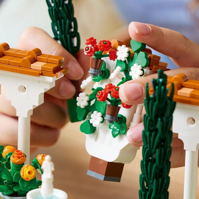Конструктор Icons Сад фонтанов LEGO 10359LG 1302 детали