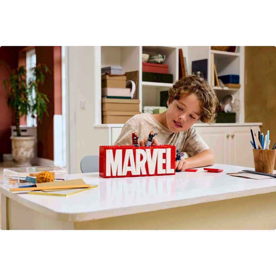 Конструктор LEGO Super Heroes Логотип и минифигурки MARVEL 76313, 931 деталь