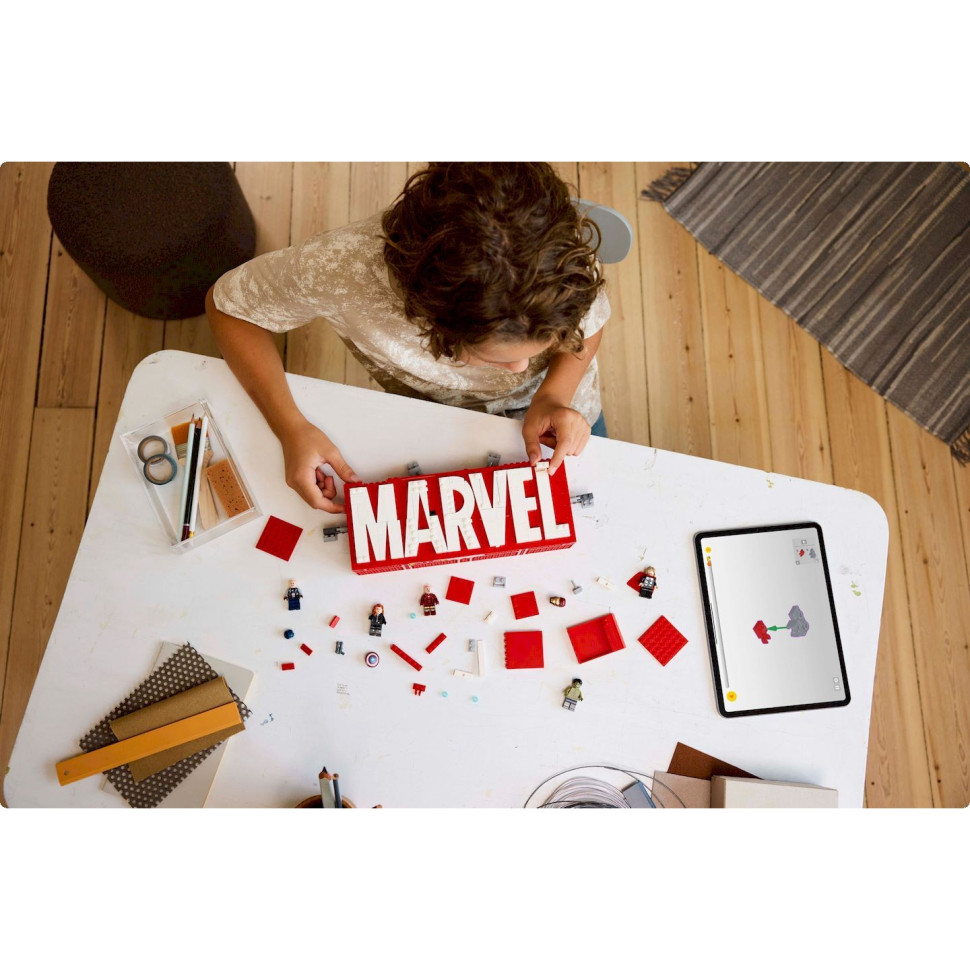 Конструктор LEGO Super Heroes Логотип и минифигурки MARVEL 76313, 931 деталь