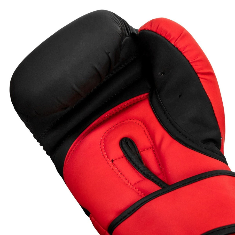 Боксерские перчатки Boxing Guts and Glory TITLE GGBG L BK/RD 14 унций (бинты в комплекте)