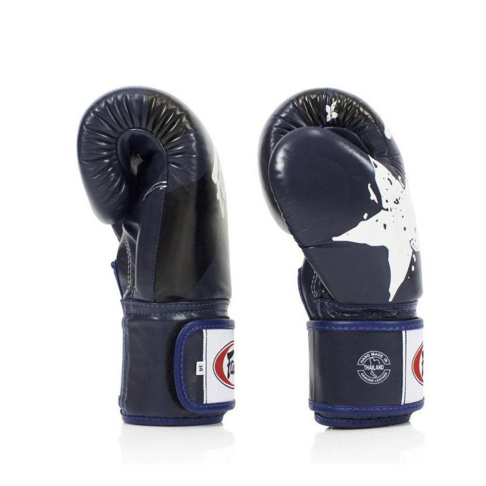 Боксерские перчатки BGV1 Nation Print Fairtex BGV1_Print_14oz_Blue 14 унций (бинты в комплекте)