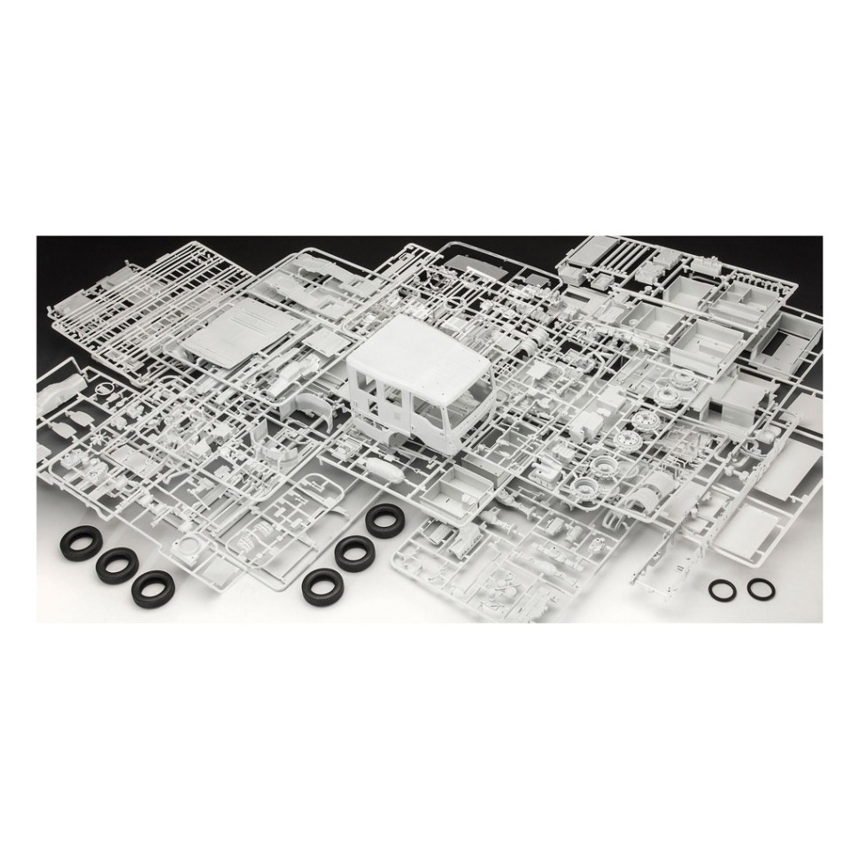 Збірна модель-копія Пожежна машина VARUS 4x4 Revell RVL-07452 рівень 4, 1:24