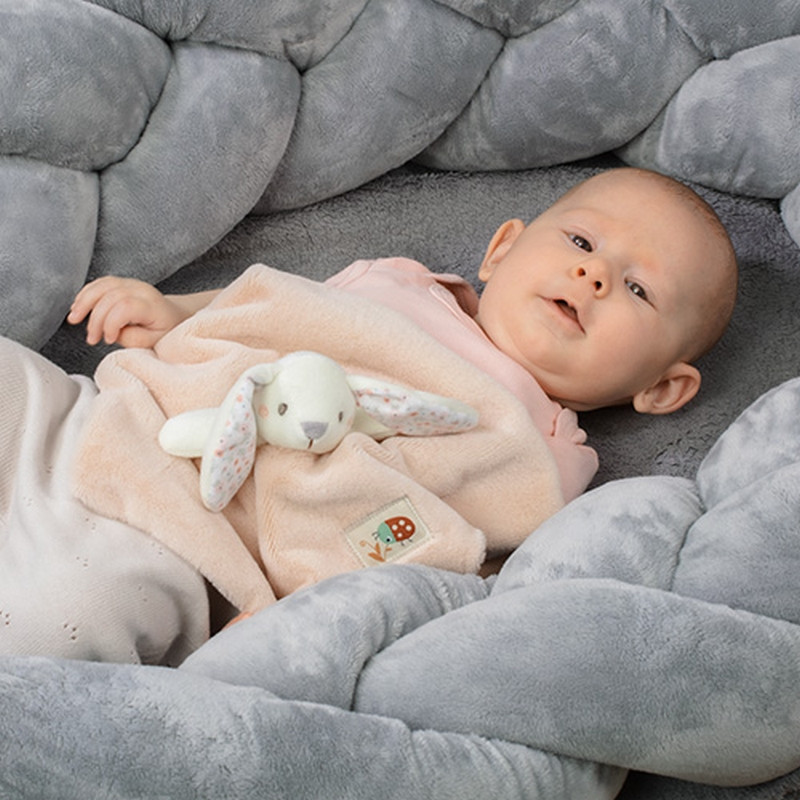 Обнимашка для малышей с погремушкой «Веселый кролик» Babyono 1539BO 25 х 25 см