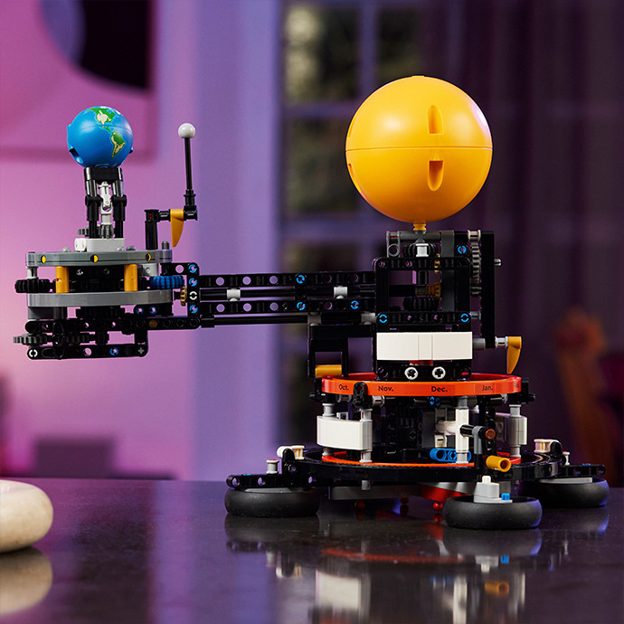 Конструктор LEGO Technic Земля и Луна на орбите 42179, 526 деталей