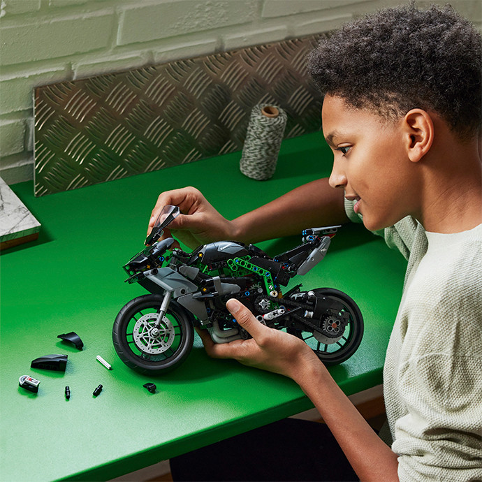 Конструктор LEGO Technic Мотоцикл Kawasaki Ninja H2R 42170, 643 деталі